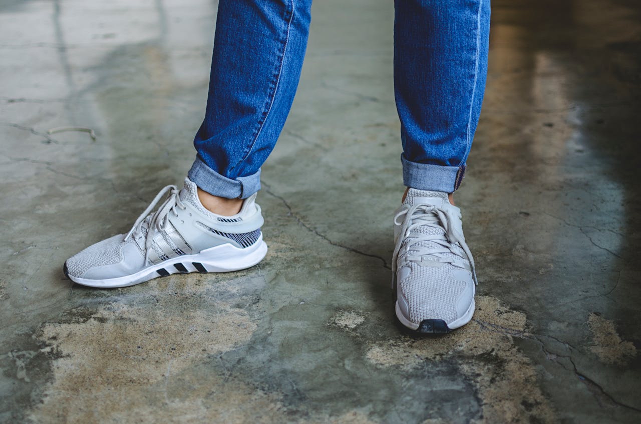 What Shoes to Wear with Straight-Leg Jeans for a Stylish Look